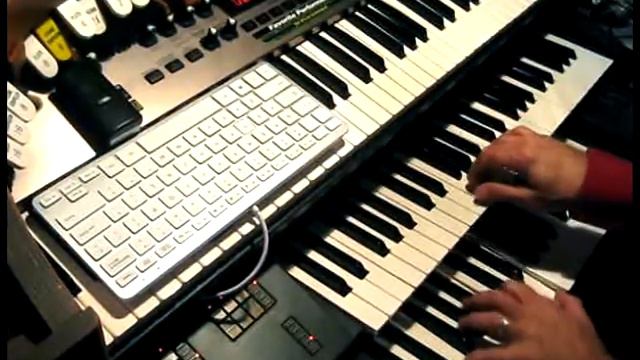 Ike Reeves plays "Mannix" on the Yamaha HS-4 смотреть онлайн