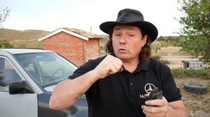 Mercedes Benz W124 - How to replace the front brake pads removal tutorial DIY