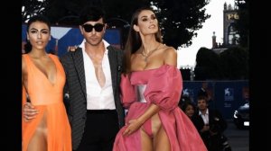 Модели появились в откровенных платьях без белья на фестивале в Венеции. Теперь я знаю ВСЁ