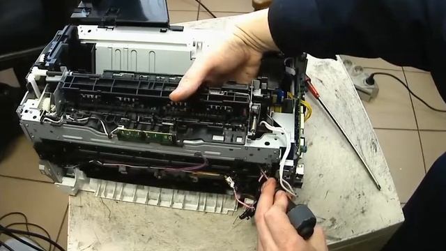 МФУ hp laserjet M227 не качественная печать, застревание бумаги. Замена узла закрепления. смотреть онлайн