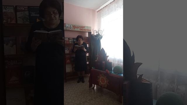 Библиотекарь Коновалова Аделаида читает стих К. Симонова "Ты помнишь, Алеша, дороги Смоленщины..." смотреть онлайн