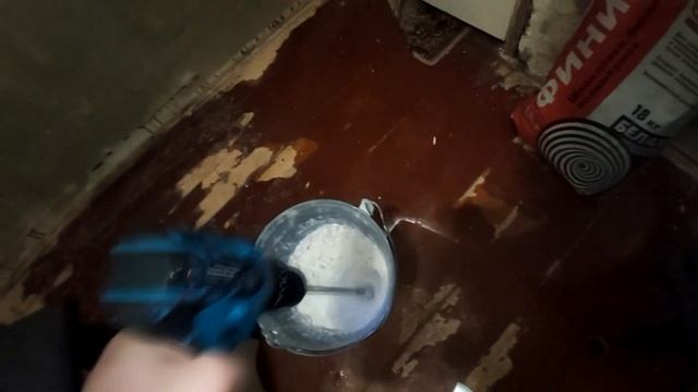 Ремонт на кухне в хрущевке, Грунтую и шпаклюю стены. смотреть онлайн