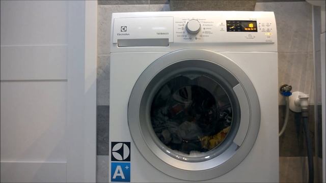 Pralka ELECTROLUX EWM11044 SEU Refreshing Program смотреть онлайн