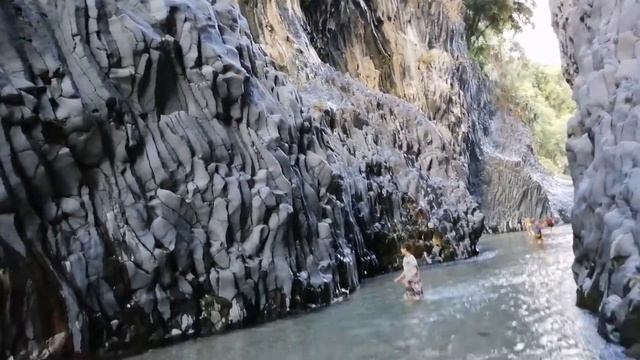 Alcantara gorge the natural park in Sicily. Ущелье реки Алькантара возле деревни Мотто Камастра. смотреть онлайн
