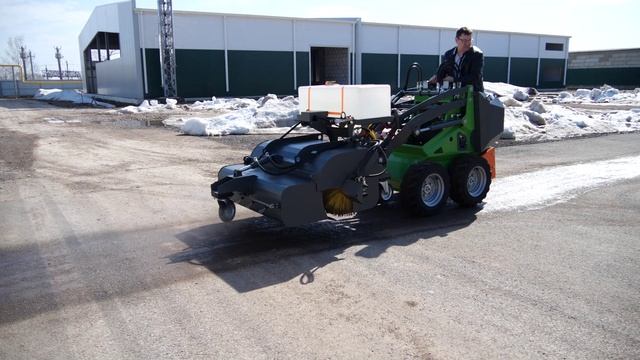 Щетка подметальная с бункером 1150 с орошением для мини-погрузчика FRONTMEN 320 смотреть онлайн