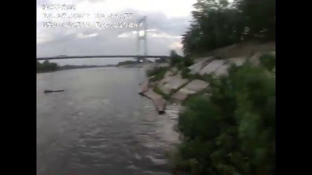 Плывшего на бревне мужчину спасли в Семее смотреть онлайн