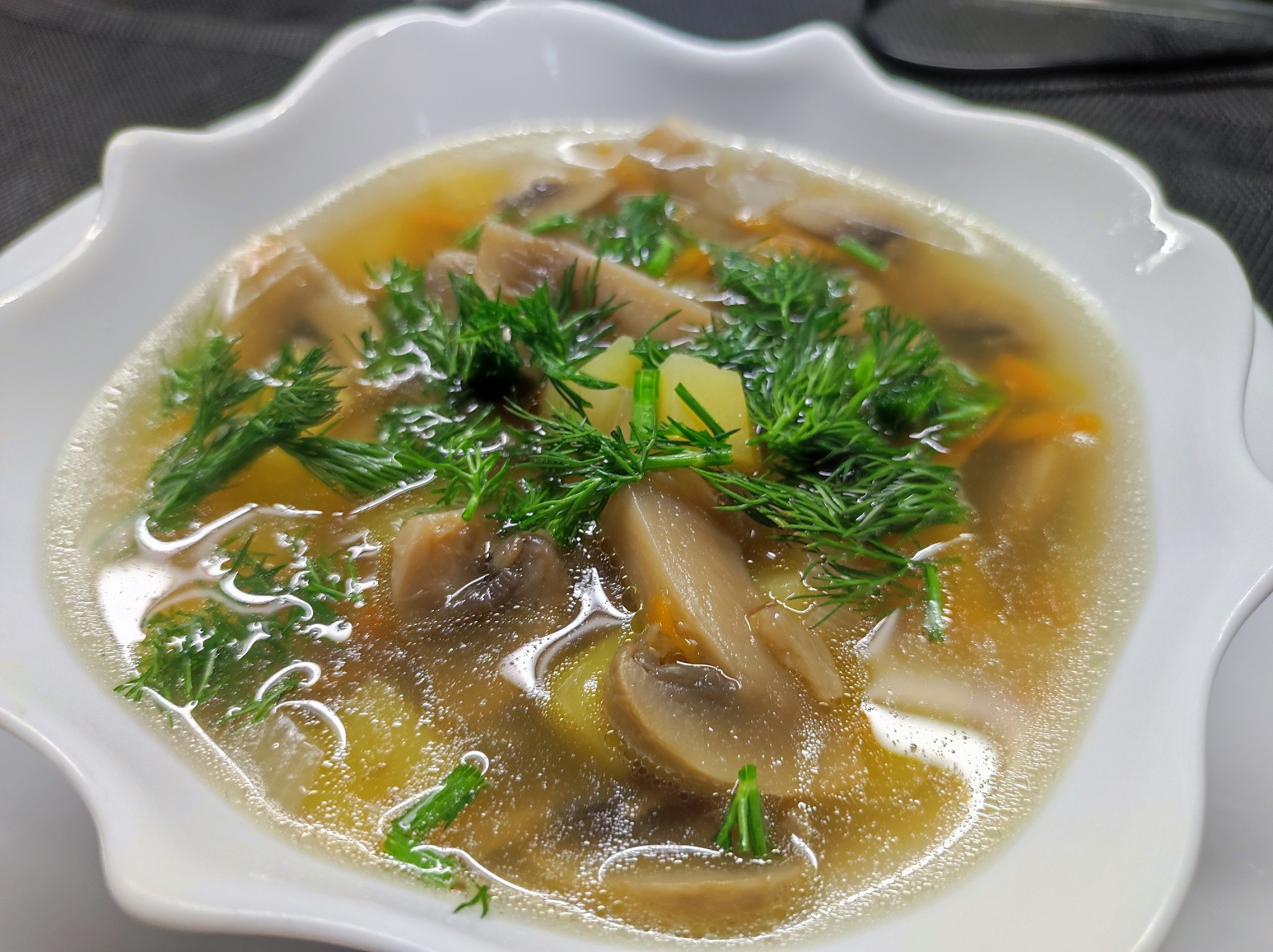 Суп с шампиньонами, готовим грибной суп без обжарки, на много вкуснее и полезнее, чем с обжаркой смотреть онлайн