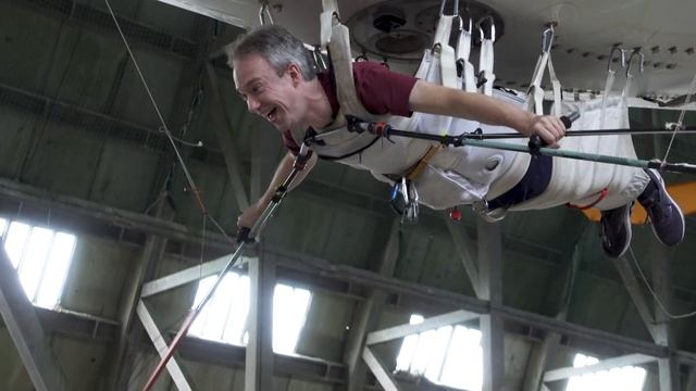 How much helium does it take to lift a person? смотреть онлайн