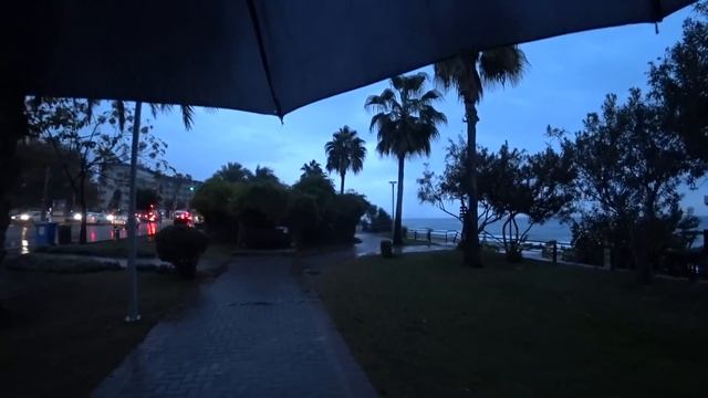 Турция: Апельсины бесплатно всем. Шторм и ливень в Аланье. Пляж и набережная. Погода в декабре смотреть онлайн