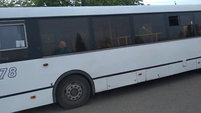 Прибытие последнего рейса омского дачного 111 автобуса на конечную остановку СНТ "Автомобилист". смотреть онлайн