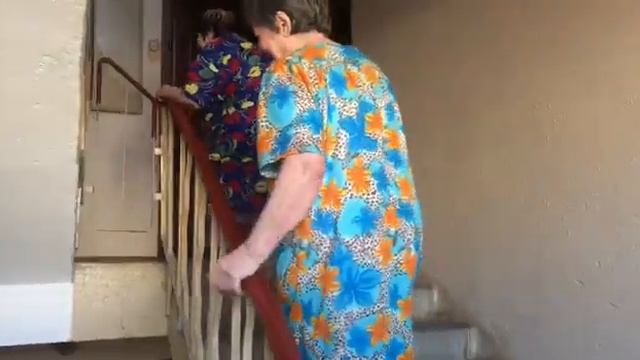 Пенсионеры оказались в заточении из-за замены лифта смотреть онлайн