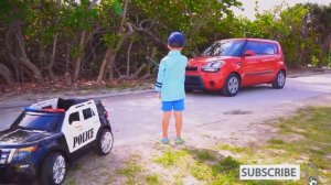 Полицейский Сеня и Папа играют на Пляже и спасают Машинку из Песка!