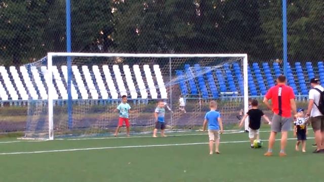 Футбол! Сразу два вратаря! Малыши)