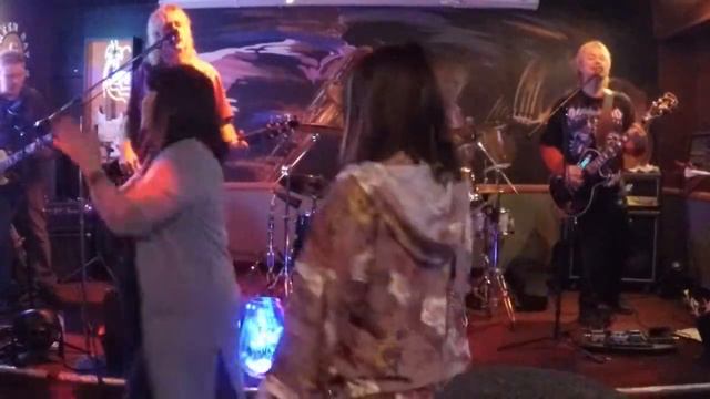 "OC4" plays Weezer cover "Girl If you're wondering if I want you to" смотреть онлайн