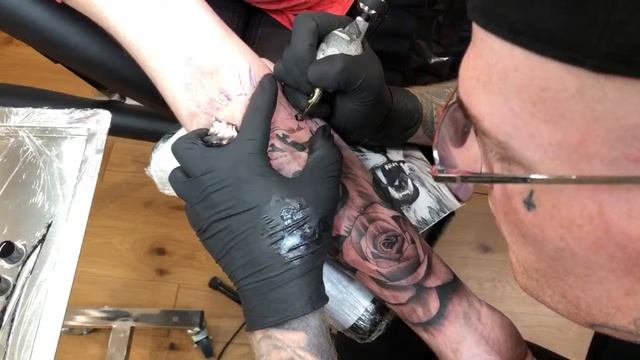 LIVE TATTOO: LION & ROSE FOREARM смотреть онлайн