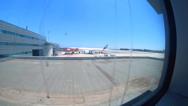 larnaca international airport boeing 777 emirates смотреть онлайн