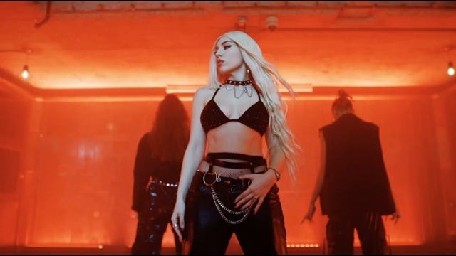 Ava Max смотреть онлайн
