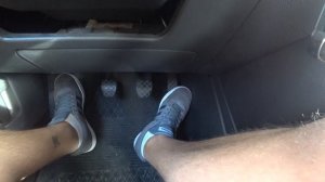 Как правильно работать педалями при переключении передач?