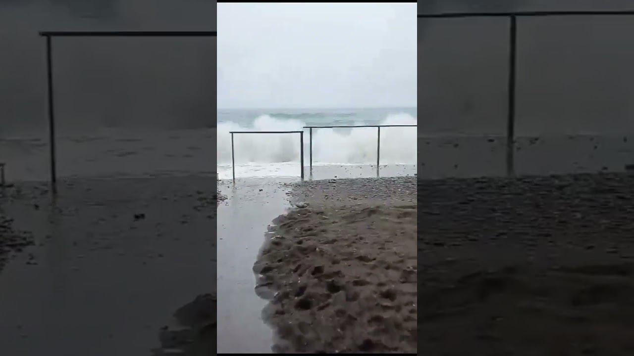 29.04.23 г. Лазаревское, облачно, идут дожди, температура воздуха до 12 градусов, вода 13,7 #shorts смотреть онлайн