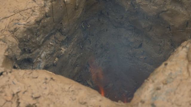 Building complete and warm survival shelter | Bushcraft earth hut, grass roof & fireplace with clay смотреть онлайн