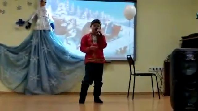 "Вдоль по улице метелица метет..." - исполняет Сандрик Гаглоев. смотреть онлайн