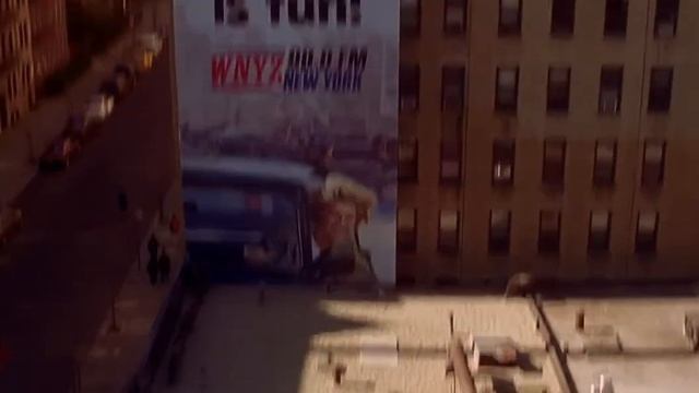 Первый Человек паук ползает по стене.Spiderman. смотреть онлайн