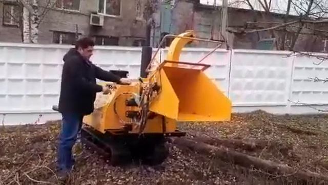 Автономный дизельный измельчитель веток DH-40 на самоходной телеге - думпере DJ-1200 смотреть онлайн