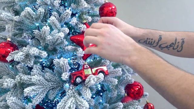 Красный VS Розовый цвет ! 24 часа НАРЯЖАЮ елку. Лера Бу смотреть онлайн