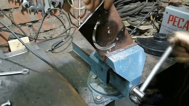 A table for a grinder and some types of clips смотреть онлайн
