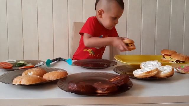 Готовим много гамбургеров. Быстрый рецепт гамбургера. Ребёнок поварёнок. Quick Burger recipe. смотреть онлайн