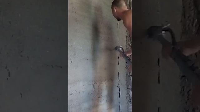 Штукатурка стен самодельной штукатурной станцией. Насос для подачи штукатурки из цементного раствор