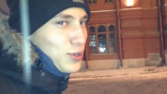 Новогодние каникулы, люди после работы... смотреть онлайн