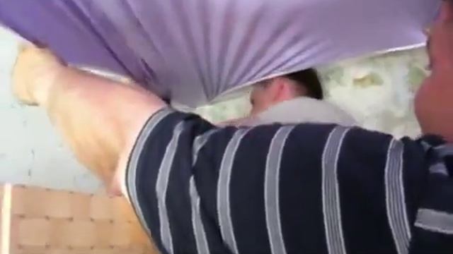 Монтаж натяжного потолка в комнате