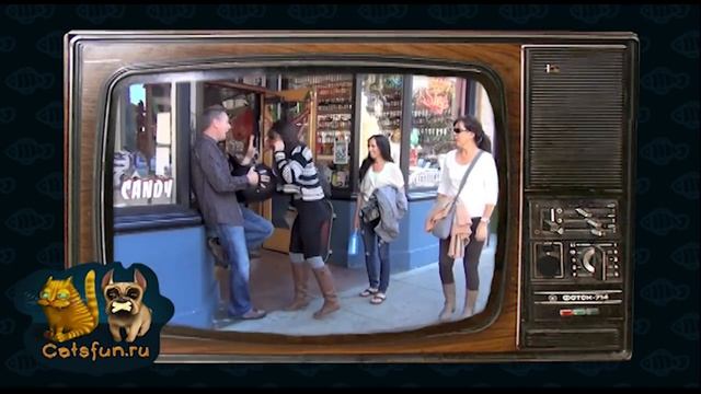 Испуги третьей рукой ! Скрытая камера. смотреть онлайн