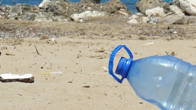 Для чего по вечерам на пляжах в Абхазии работники отелей вешают пластиковые бутылки вместо зонтиков смотреть онлайн