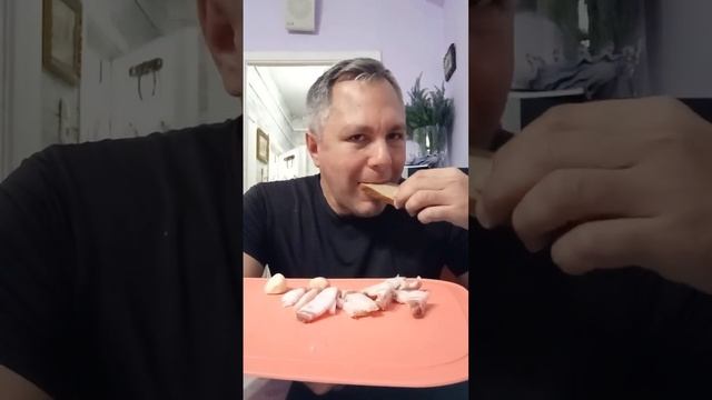 ASMR. КУШАЮ САЛО С ЧЕСНОКОМ