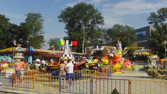 Анапа. Парк аттракционов. Детские карусели. 1.09.2014 смотреть онлайн