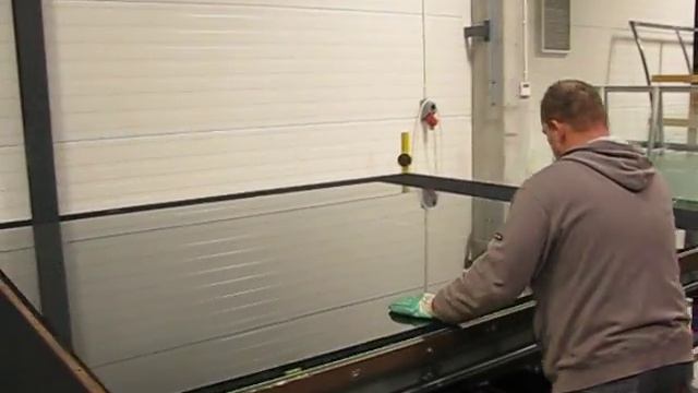 Обрезка стекла душевой кабины Radaway (www.santehimport.com) смотреть онлайн