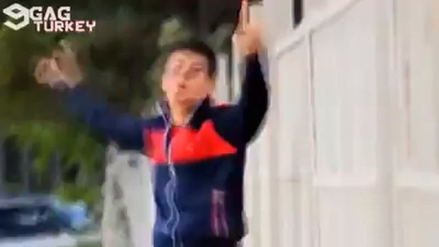 Ortada patlayan bi gırtlak var (Official Remix) смотреть онлайн