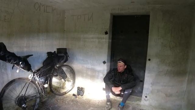 На велосипеде по Рыбачему и Среднему, северный Tour Unite, ночевка в заброшке! смотреть онлайн