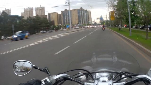 Хулиганка Алина на Honda Steed 400 наводит суету в городе смотреть онлайн