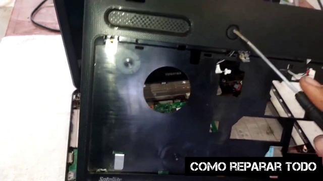 Como desarmar y limpiar laptop Toshiba Satellite C655 part 1 (desmontar y limpiar) смотреть онлайн