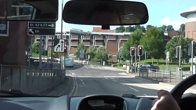 Looking at how to correctly negotiate the Magic Roundabout system in High Wycombe смотреть онлайн