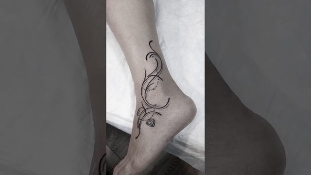 ЖЕНСКИЕ НОЖКИ И ТАТУИРОВКИ смотреть онлайн