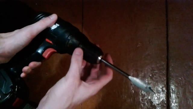 Видео: Как вставить в шуруповерт сверло с шестигранным нахвостовиком? смотреть онлайн