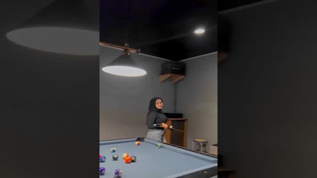 Wanita Berjilbab Pun Bisa Bermain Billiard