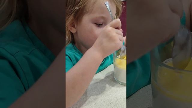 Молоко с маслом и мёдом вкусно??? смотреть онлайн