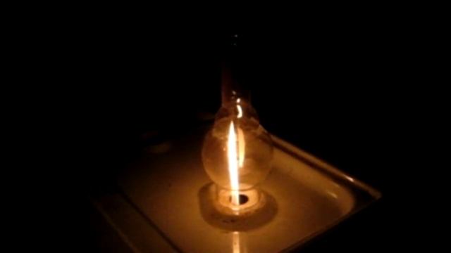 Фитиль с газплиты сделали. Слабо светит. Столб огня. Кухонная техника и освещение каганцом. смотреть онлайн