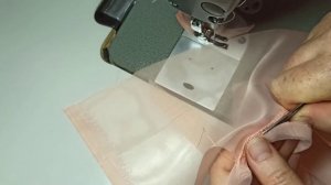 Как обработать горловину в изделиях из тонких тканей. Обработка горловины косой бейкой в подворот!