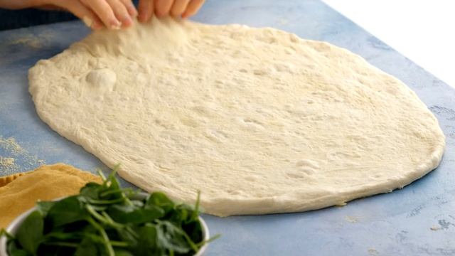 Стромболи - итальянская пицца-рулет. Сочная и очень вкусная пицца с салями, моцареллой и шпинатом. смотреть онлайн